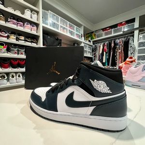 Armory navy/ white Jordan 1 mids DEADSTOCK